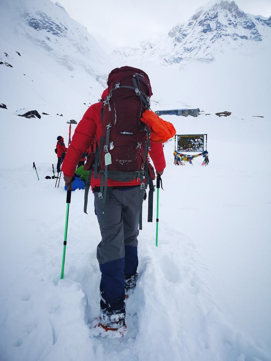 Everest Base Camp Trek Cost 2026 – Trekker Hiking Through Snow